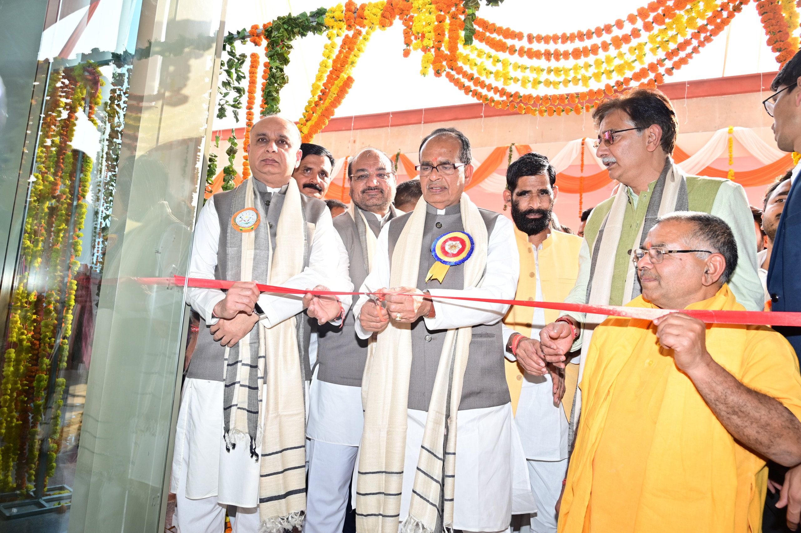 सफेद मटर का समर्थन मूल्य घोषित करे सरकार, केंद्रीय कृषि मंत्री को गरौठा विधायक ने सौंपा पत्र, किसानों के अन्य मुद्दों पर भी की चर्चा…