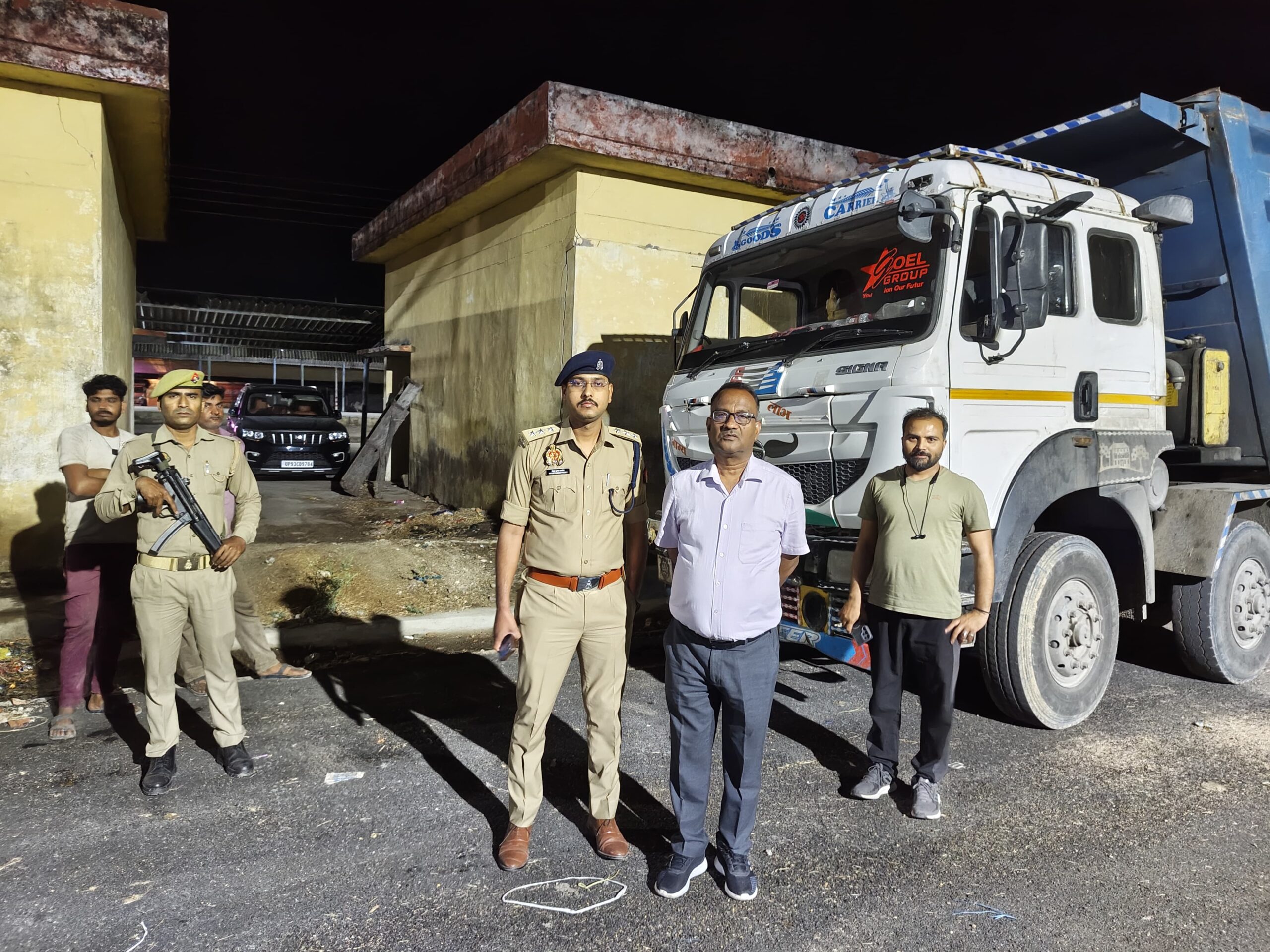 उपजिलाधिकारी एवं पुलिस क्षेत्राधिकारी गरौठा द्वारा दो डंपर पकड़े खनन माफियाओं में हड़कंप रिपोर्ट मुबीन खान