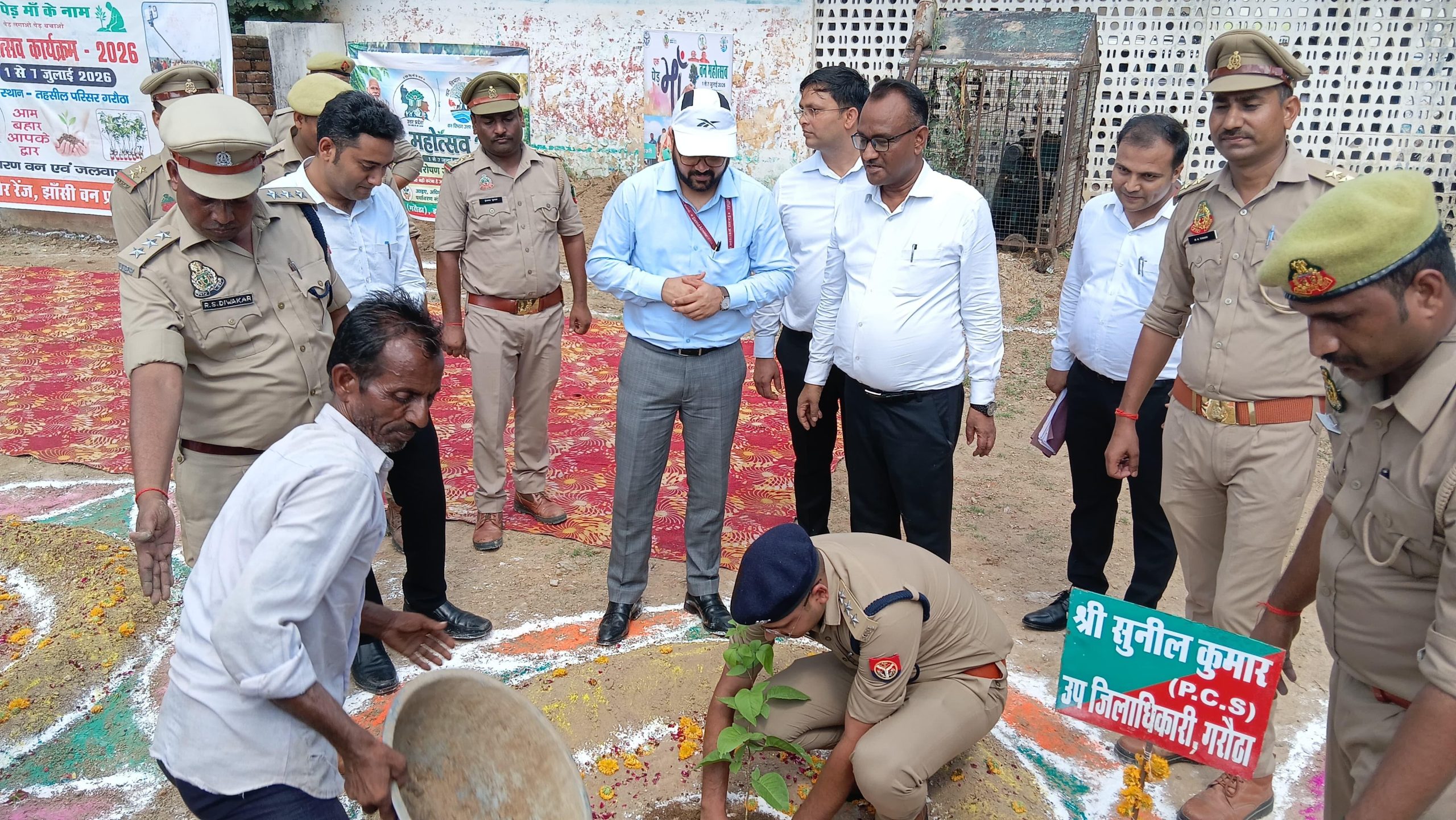 जिलाधिकारी द्वारा छायादार पौधों का रोपण कर पर्यावरण संरक्षण का संदेश दिया गया – रिपोर्ट : मुबीन खान
